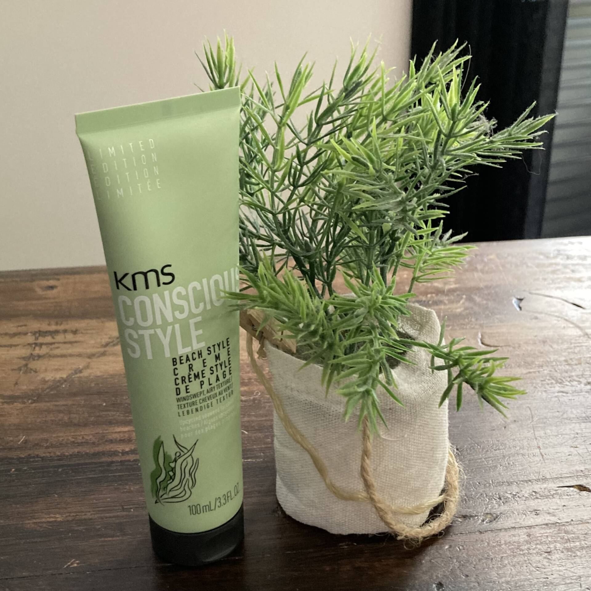 KMS CONSCIOUS STYLE Beach Style Cream De crème combineert flexibiliteit met een luchtige textuur die het haar moeiteloos modelleert zonder het zwaar te maken.