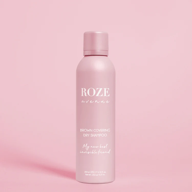 Roze Avenue Brown Covering Dry Shampoo is een droogshampoo en een aanzetspray in één. De bruine spray bedekt en camoufleert de grijze aanzet maar zorgt er ook voor dat stylingsresten en talg wordt geabsorbeerd waardoor het haar fris en vol volume nog een dagje extra kan voordat je het moet wassen