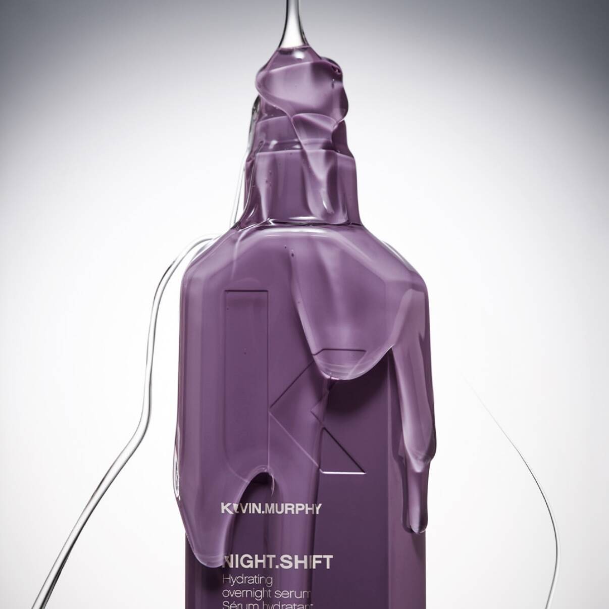 Nieuw in de Kevin Murphy Hydrate Range, Kevin Murphy Night Shift Hydrating Overnight Serum, werkt terwijl jij slaapt. Optimale verzorgd, pluisvrij en sterk haar!