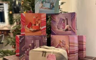 KEVIN MURPHY HOLIDAY DEALS zijn cadeau verpakkingen die elk jaar tijdens de feestdagen in November en December weer verkrijgbaar zijn. Het betreft dan een set of cadeauverpakking met daarin 3 producten van Kevin Murphy waarbij je er altijd 1 gratis krijgt. Dus 3 voor de prijs van 2. Super Deal dus.